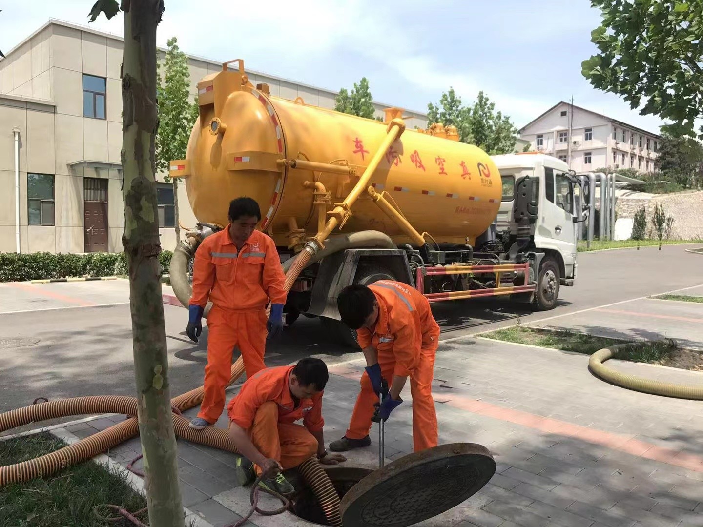 惠东管道疏通车停在窨井附近