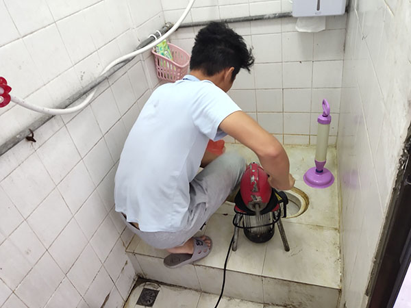 惠东肥皂掉到马桶里把马桶堵住了怎么办？马桶堵住了怎么办